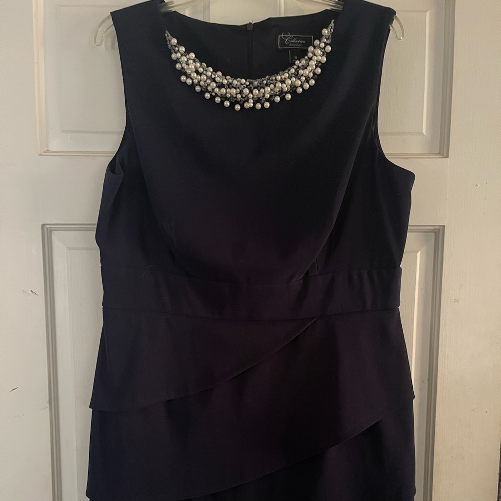 Women Dressbarn Navy Ruffle
Sheath Cocktail Dress with Pearl Neckline - size 16